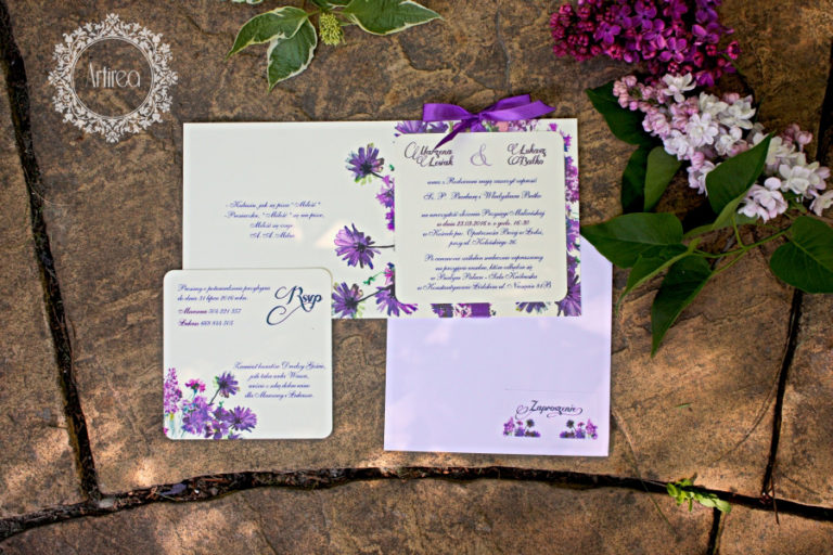 fioletowe akwarelowe kwiatowe zaproszenia slubne z kokardka artirea