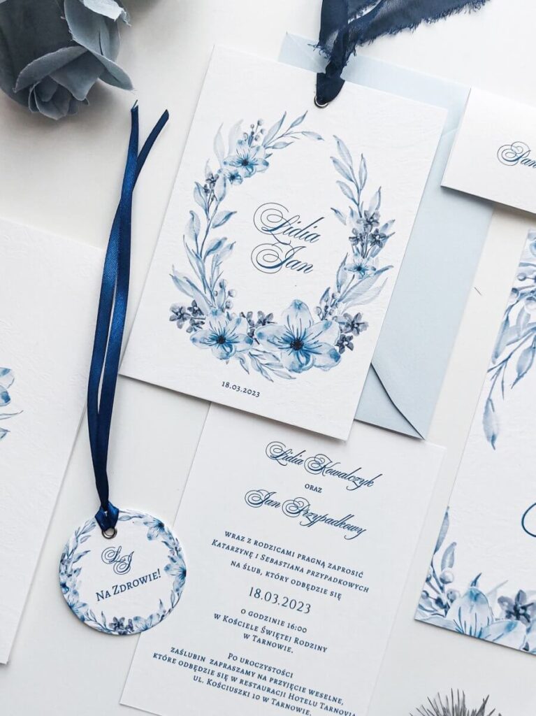 minimalistyczne jednokartkowe zaproszenia ślubne w kolorze błękitnym