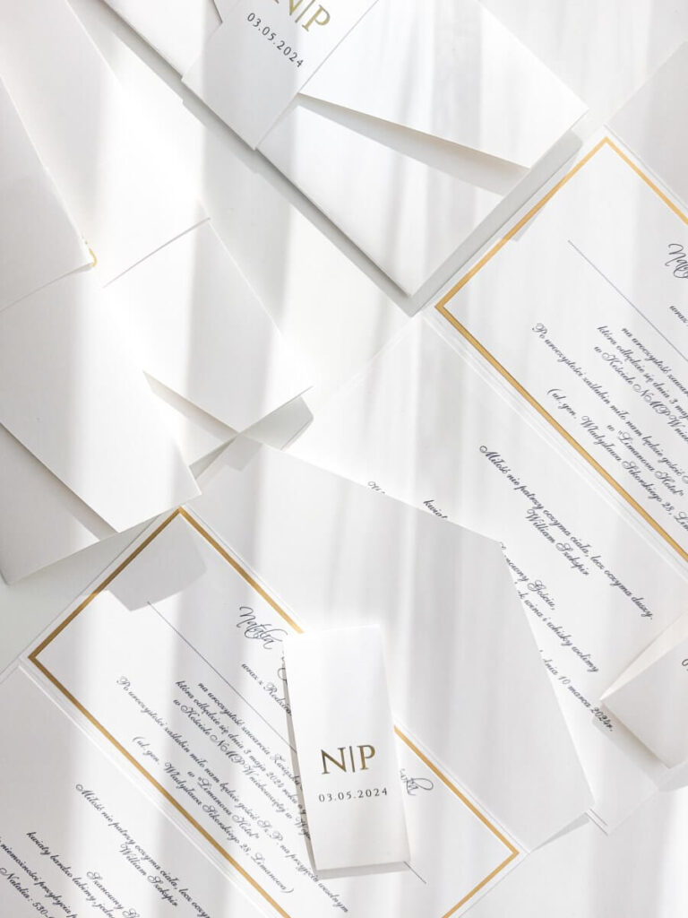 minimalistyczne białe folderowe zaproszenia ślubne