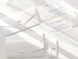 minimalistyczne białe folderowe zaproszenia ślubne