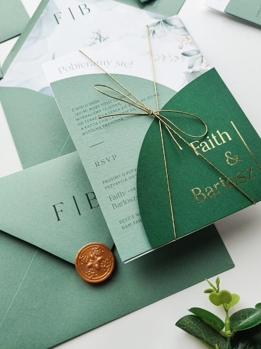 Zaproszenia ślubne w kształcie łuku w eleganckiej zieleni, włoski papier barwiony w masie