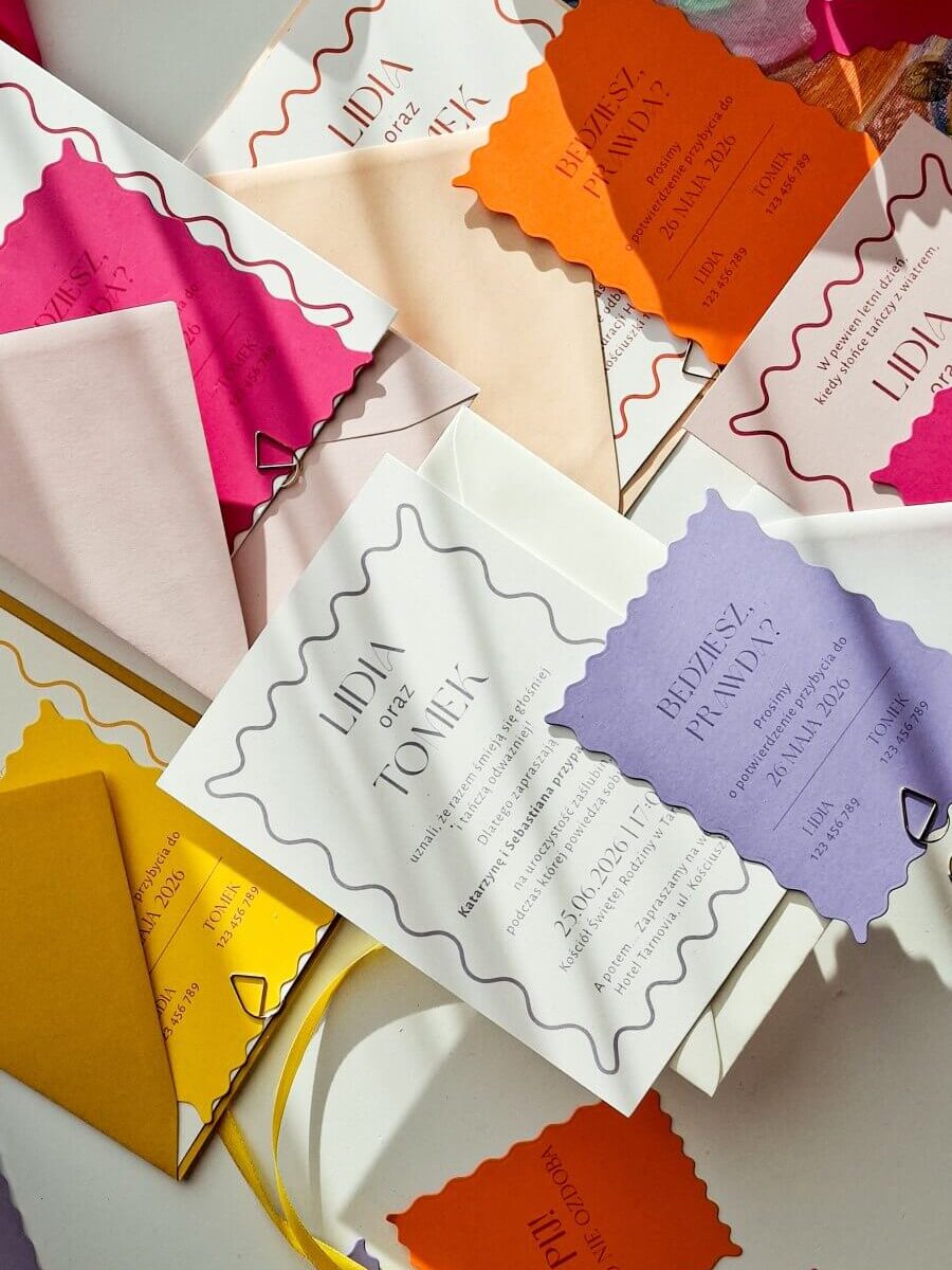 Minimalistyczne zaproszenia ślubne z falowaną krawędzią wykonane z włoskiego papieru – kolekcja Artirea.