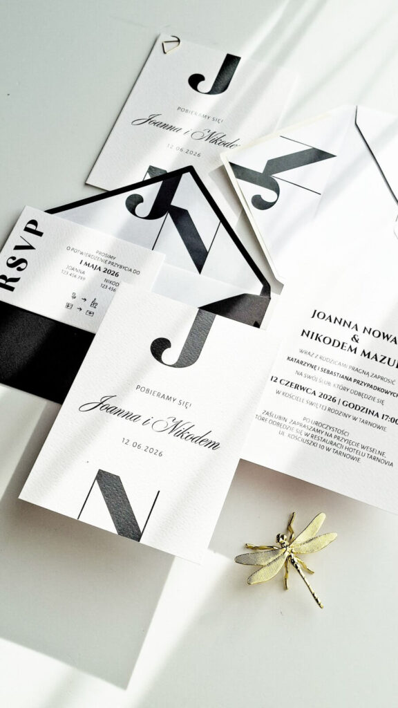 Zaproszenia z czarnymi literami – elegancka minimalistyczna typografia