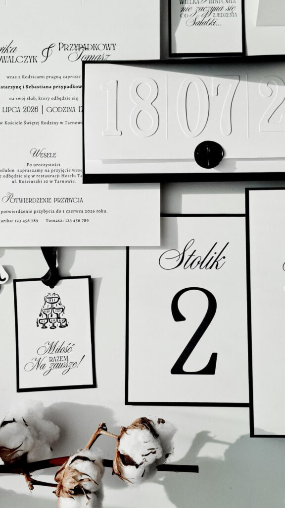 Komplet papeterii ślubnej z tłoczoną datą – eleganckie minimalistyczne zaproszenia