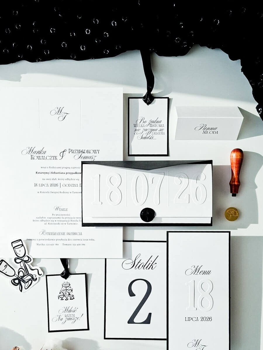 Czarno-białe zaproszenia ślubne z tłoczoną datą i minimalistycznym wykończeniem