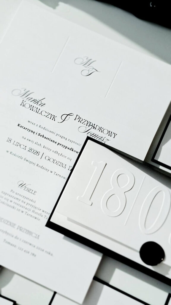 Detal zaproszenia ślubnego z wypukłą datą – połączenie nowoczesnej typografii i klasycznej formy
