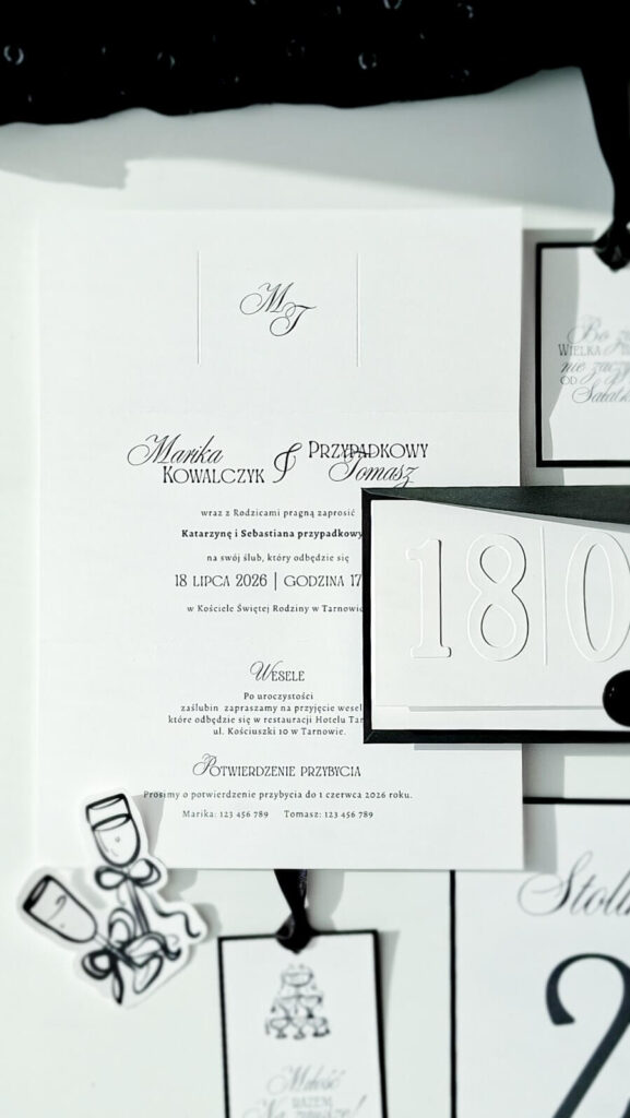 Detal zaproszenia ślubnego z wypukłą datą – połączenie nowoczesnej typografii i klasycznej formy
