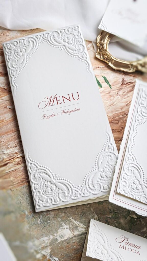 Tłoczone menu weselne z eleganckim ornamentem